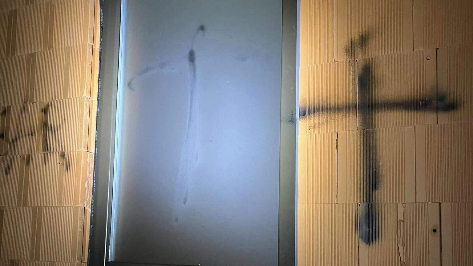 Napadnuta bosanska džamija u Švedskoj, razbijeni prozori, ostavljene uvredljive poruke
